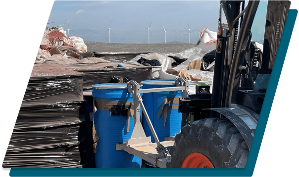 Contenedores de reciclaje con maquinaria de recogida en Aragersa, gestión de residuos.